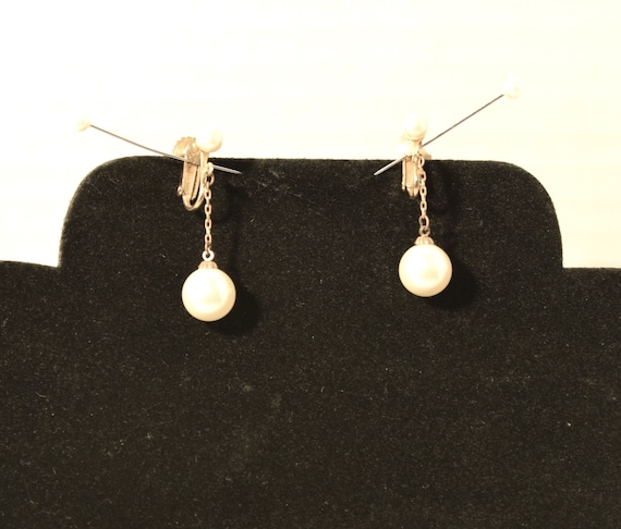 Vintage 1960s 1970s faux pearl drop dangle clip e… - image 1