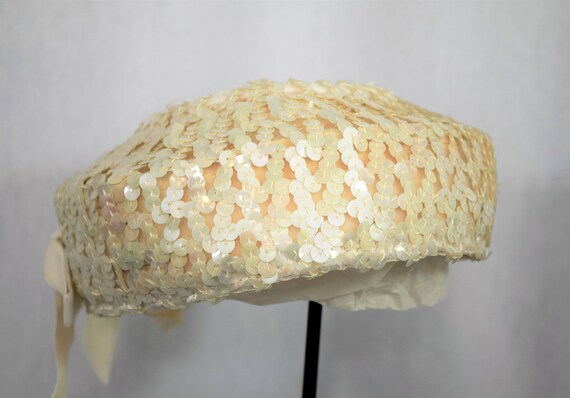 Vintage 1960s white sequin pillbox hat with velve… - image 5