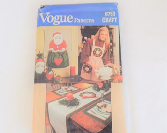 Vintage Christmas crafts sewing pattern Vogue 8753 - factory folded, uncut - gift bags, pot holders, placemat, napkin, napkin ring, apron
