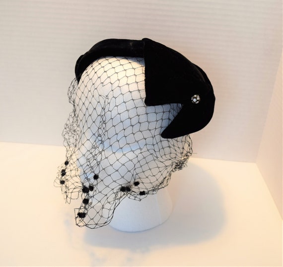 Vintage 1940s 1950s black velvet veiled crown cap