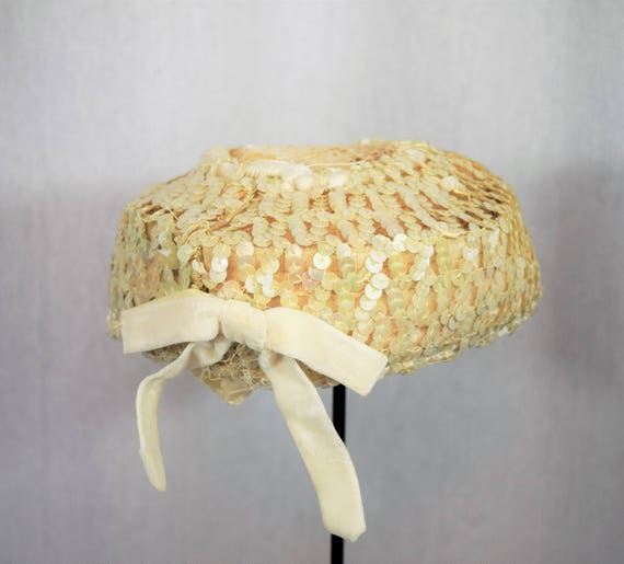 Vintage 1960s white sequin pillbox hat with velve… - image 4