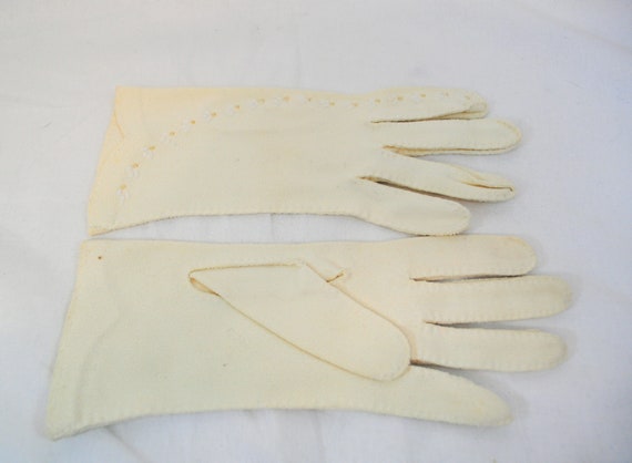 Women's vintage 1950s white wrist length gloves w… - image 3