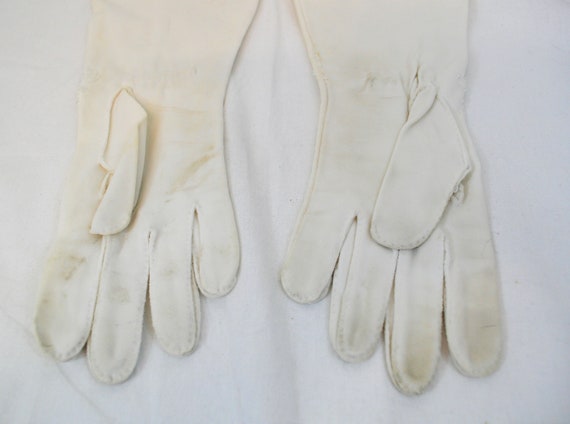 Vintage 1950s bracelet length white gloves with c… - image 6