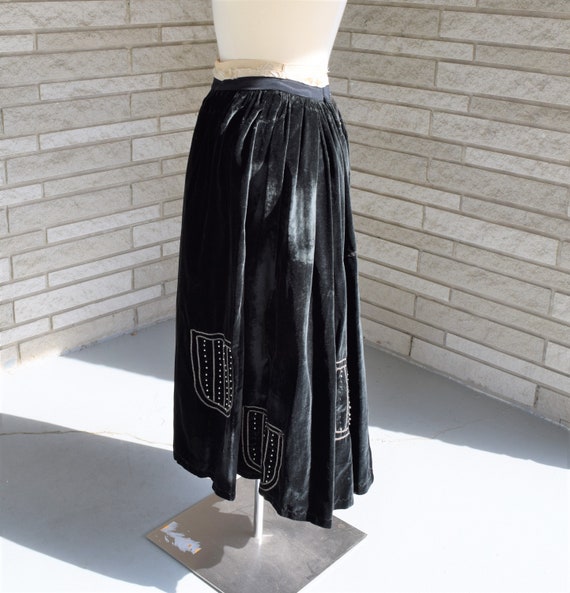 Vintage 1900s 1910s Edwardian  black velvet skirt… - image 2