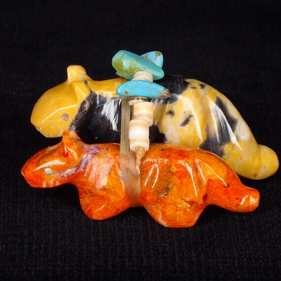 ズニ族ハンドメイド石彫フェティッシュ＜3匹の家族/コヨーテ