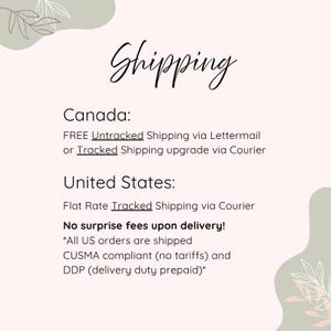 Pode incluir: Um gr&aacute;fico informativo rosa claro com detalhes de folhas verde-s&aacute;lvia nos cantos. O texto diz Shipping, Canada: FREE Untracked Shipping via Lettermail or Tracked Shipping upgrade via Courier, United States: Flat Rate Tracked Shipping via Courier, No surprise fees upon delivery! *All US orders are shipped CUSMA compliant (no tariffs) and DDP (delivery duty prepaid)*.