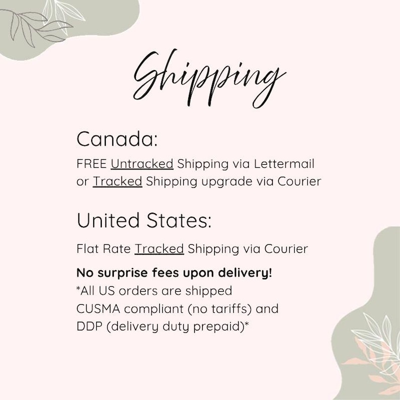 Pode incluir: Um gr&aacute;fico informativo rosa claro com detalhes de folhas verde-s&aacute;lvia nos cantos. O texto diz Shipping, Canada: FREE Untracked Shipping via Lettermail or Tracked Shipping upgrade via Courier, United States: Flat Rate Tracked Shipping via Courier, No surprise fees upon delivery! *All US orders are shipped CUSMA compliant (no tariffs) and DDP (delivery duty prepaid)*.
