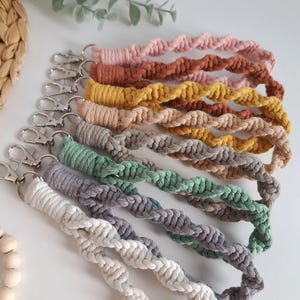Macrame Keyring / Keychain, Wristlet Lanyard - Twist Knot