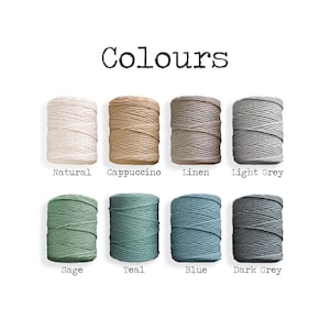 Pode incluir: Oito bobinas de corda de macram&eacute; dispostas em duas filas, com o texto Colours acima. As cores s&atilde;o Natural, Cappuccino, Linen, Light Grey, Sage, Teal, Blue e Dark Grey. Cada bobina apresenta uma textura de fibra torcida.