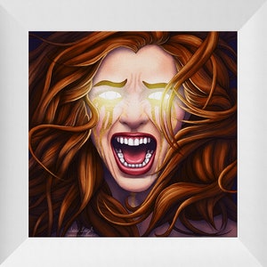 Op de afbeelding: Een digitale schildering van een vrouw met lang, golvend rood haar. Haar ogen gloeien in een helder geel licht en ze schreeuwt met haar mond open. De achtergrond is donkerpaars.