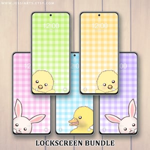 Puede incluir: Un conjunto de cinco fondos de pantalla de bloqueo de teléfono con un patrón a cuadros en varios colores pastel. Cada fondo incluye un animal lindo que asoma desde la parte inferior de la pantalla. Los animales incluyen un pollito, un pato y un conejo.