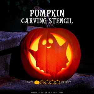 Può includere: Una zucca arancione con un design a fantasma intagliato illuminato dall'interno, che mostra il testo PUMPKIN CARVING STENCIL, una scala di difficoltà da EASY a EXPERT con cinque icone di zucca, di cui una riempita, e un indirizzo web.