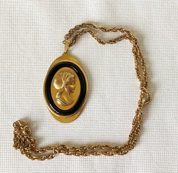 avon vintage locket necklace