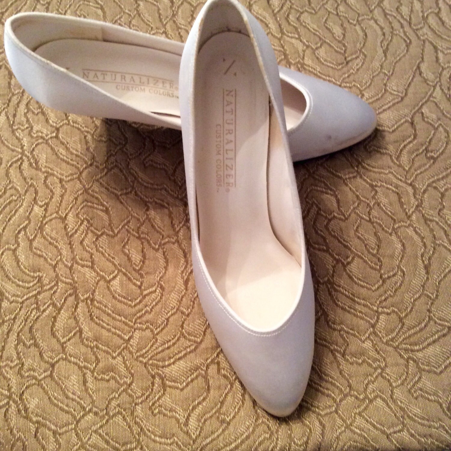 WHITE SATIN PUMPS Vintage Naturalizer 