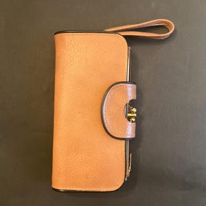 CARTERA DE MUJER CON ASA, 3 COMPARTIMENTOS Y 2 SOLAPAS