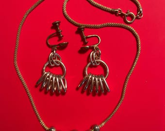 NECKLACE & EARRING SET Screw on earrings, gold tone