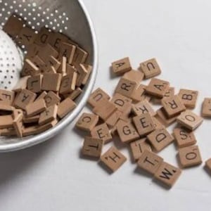 Juegos de fichas de Scrabble personalizadas originales, fichas de madera con letras negras grabadas, juegos de 25, 50 o 100, fichas para crear o reemplazar.