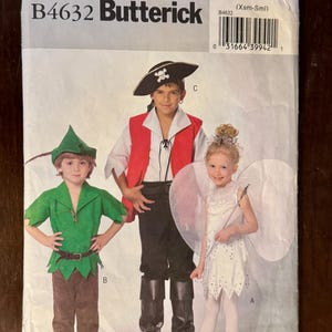 Puede incluir: Un patrón de costura Butterick, B4632, con disfraces para niños. Los disfraces incluyen un pirata con sombrero, un atuendo de Peter Pan y un vestido de hada con alas. El tamaño del patrón es CX (Xsm-Sml).