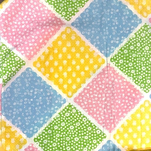 Lenzuolo "Bloomin' Patch" del 1975, misura singola Sears, con motivo patchwork rosa, blu, giallo e verde.