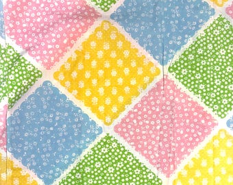 1975 laken "Bloomin' Patch", Sears Twin Flat, roze-blauw-geel-groen nep patchworkpatroon