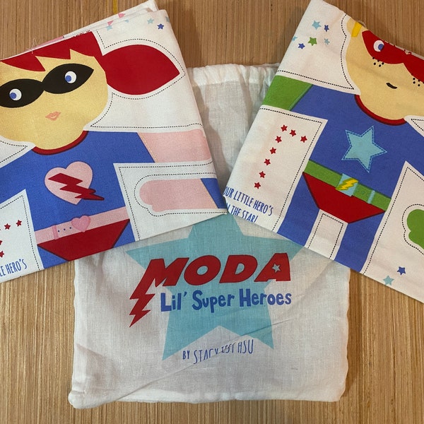 POO** Panneaux Moda Lil' Super Hero dans un sac cadeau, par Stacy Iest Hsu, panneau en tissu pour deux poupées, panneau coupé-cousu, pour poupée garçon/fille de 33 pouces