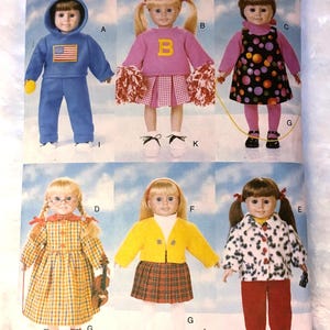 以下が含まれることがあります： ヴィンテージのButterickの裁縫パターン、番号5604で、人形の服のデザインが特徴です。パターンには、アメリカ国旗付きの青いトラックスーツ、ピンクのチアリーダーの衣装、水玉模様のドレス、チェック柄のスカートが付いた黄色のカーディガンなどの衣装が含まれています。