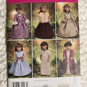 Puede incluir: Patrón de costura Simplicity para ropa de muñecas con seis conjuntos diferentes. Los conjuntos incluyen vestidos y trajes de diferentes colores y estilos. El patrón es para muñecas de 45,5 cm. El número de patrón es 2768.