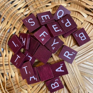 Fichas de Scrabble vintage rojas y blancas, de madera. Rojas con letras blancas grabadas. Se venden en juegos de 25. Edición especial de Scrabble.