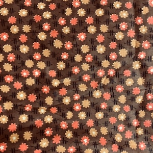 Vintage katoenen printstof, jaren 60 bruin katoen met oranje en gouden bloemen, 47 x 35 inch breed, nieuw en ongebruikt