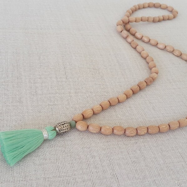 collana di perline di legno con piccola menta e nappa argento