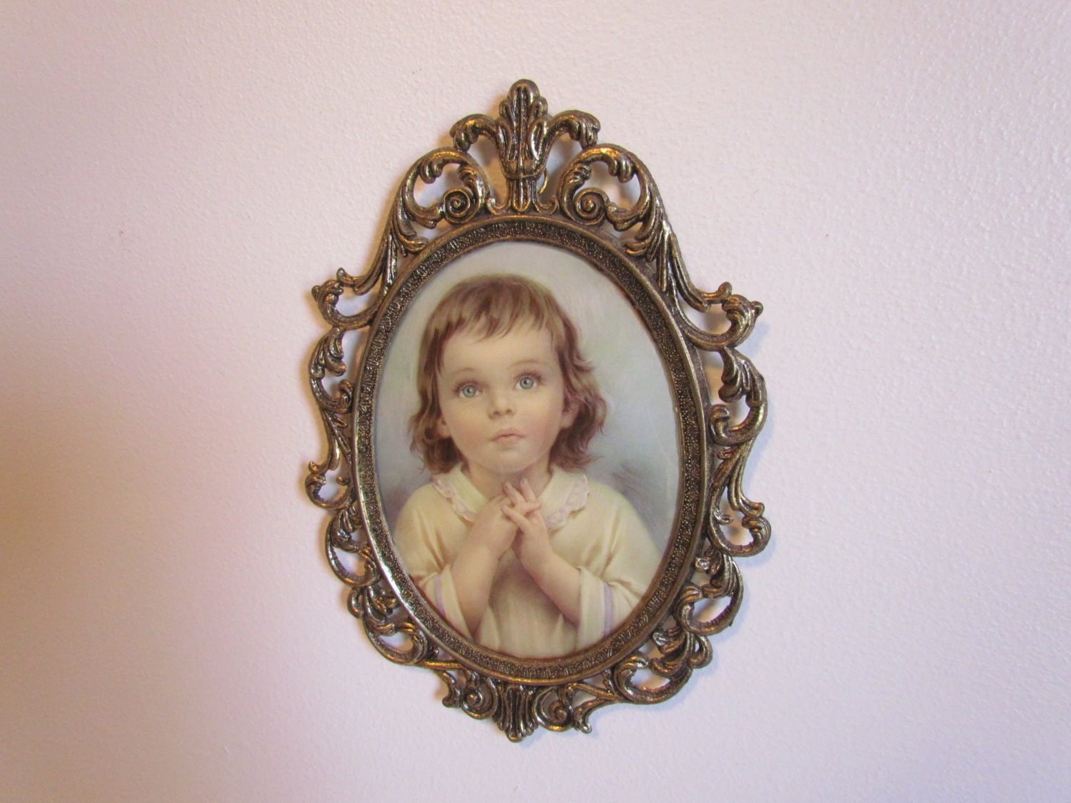 Vintage Ornate Oval Gold Frame Convex Bubble Glass Praying 50