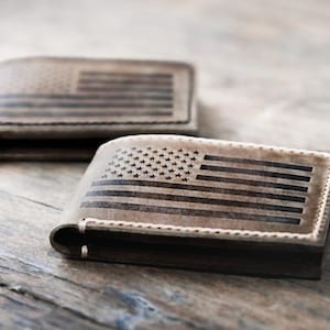 Amerikanische Flaggen-Brieftasche - Bifold-Brieftasche mit umgekehrter amerikanischer Flagge, die in das Premium-Vollnarbenleder eingebrannt ist - tolles Geschenk für Männer