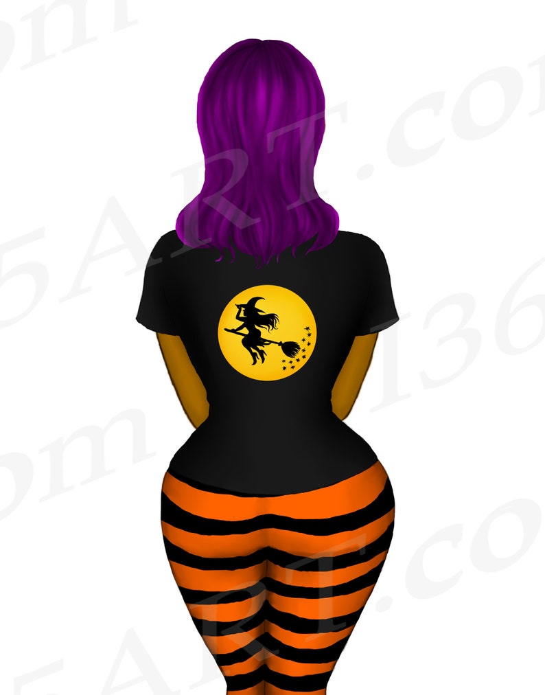 K&ouml;nnte beinhalten: Eine Frau mit lila Haaren tr&auml;gt ein schwarzes T-Shirt mit einem gelben Mond und einer Hexe, die auf einem Besen fliegt. Sie tr&auml;gt auch orange-schwarze gestreifte Leggings.