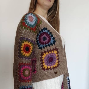Oma-Kachel-Häkeljacke, Strickjacke, bequeme Wintermode, anpassbares Frauengeschenk, handgefertigt in Italien