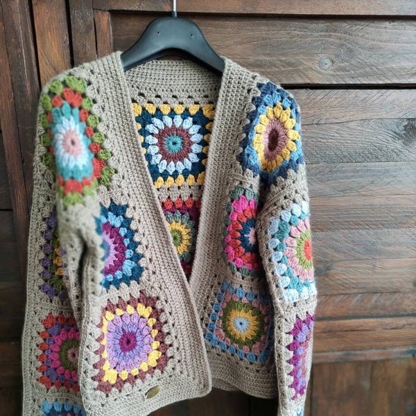 Veste en crochet de carreaux de grand-mère, cardigan tricoté, mode d’hiver confortable, cadeau personnalisable pour femmes, fabriqué à la main en italie