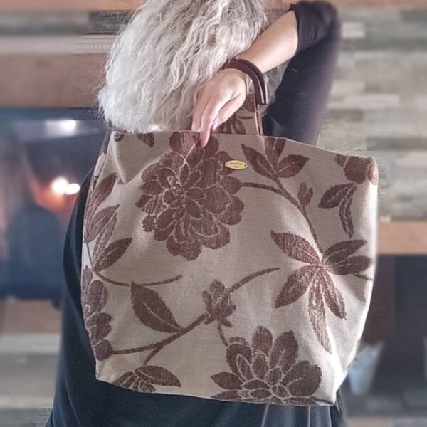 Grand sac en tissu d’ameublement avec des fleurs en velours de couleur sac de haricots, poignées en bois. Sac de mode fait à la main printemps été UNICA