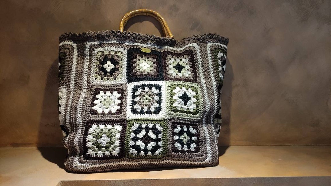Grande borsa moda con piastrelle all'uncinetto e manici in bamboo