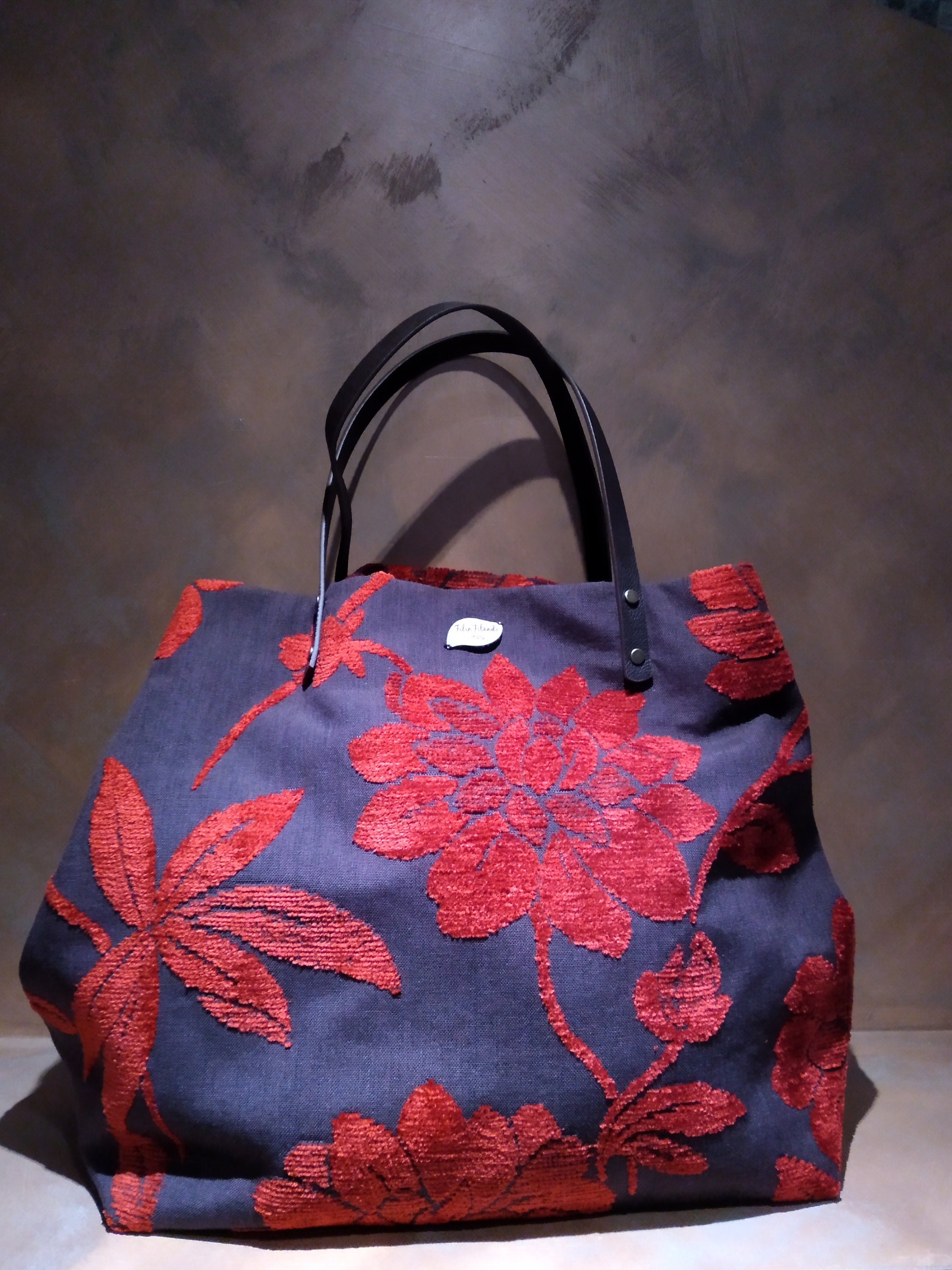 Sac souple printemps été en tissu marron foncé et fleurs en velours rouge.  Cabas bohème chic surdimensionné. Cadeau animal précieux -  France