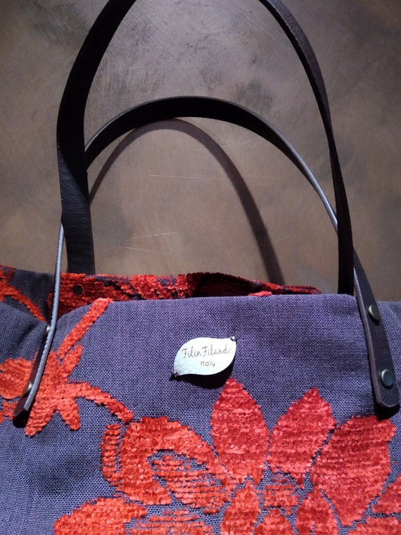 Sac souple printemps été en tissu marron foncé et fleurs en velours rouge.  Cabas bohème chic surdimensionné. Cadeau animal précieux -  France