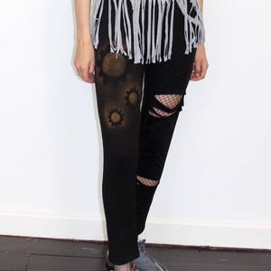 Steampunk spraymålade kugghjulsmotiv med rivna punkgrunge-leggings