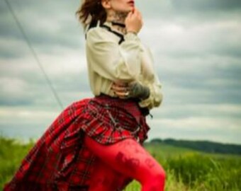 Jupe burlesque rouge à motif tartan à volants