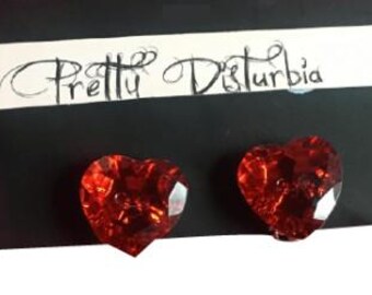 Puces d'oreilles coeur rouge brillant