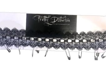 Ras de cou noir en dentelle avec épingles à nourrice