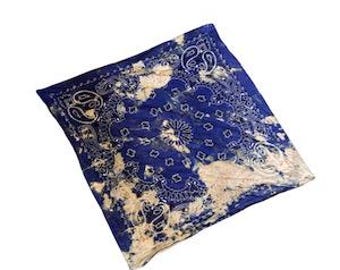 Foulard bleu punk grunge délavé à l'acide.