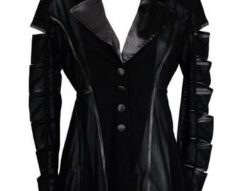 Veste punk noire en satin et en satin sur les bras