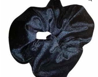 Scrunchie de terciopelo negro hecho a mano