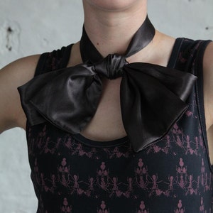 Pinup chica Punk Grunge satén pañuelo y corbata de cuello