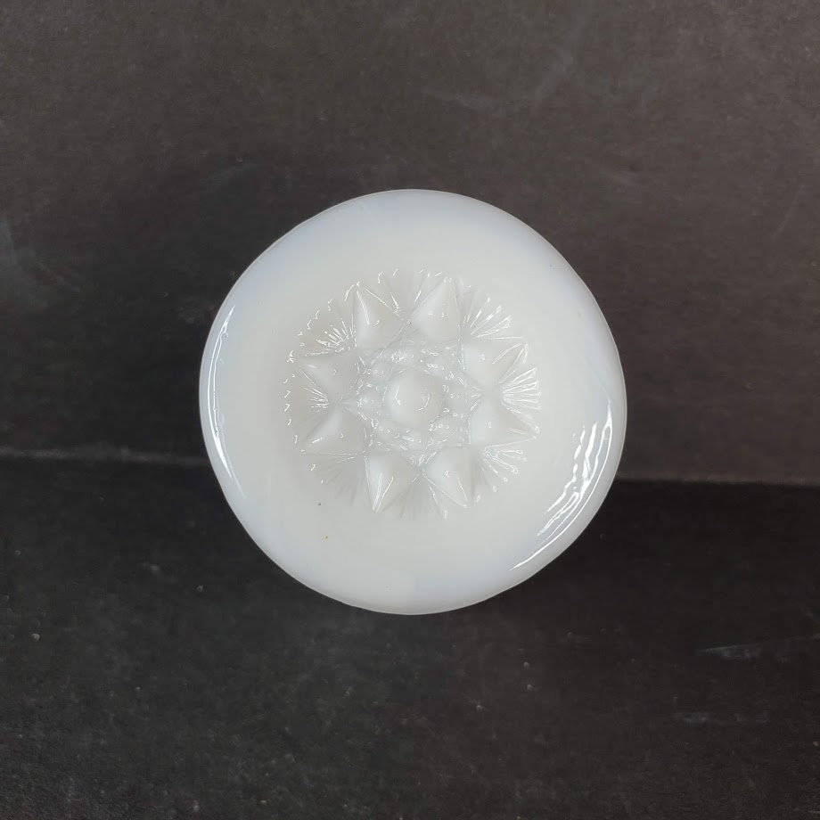 ヴィンテージ ミルク ガラス フェントン ボタンとデイジー トップ