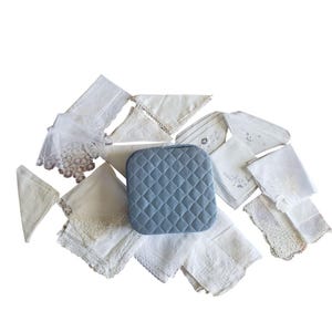 Caja de almacenamiento de cartón grueso acolchada con pañuelos blancos vintage y tela de satén azul, lote mixto de 15
