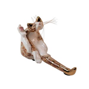 17 cm große getigerte Katze Figur orange gestreift kratzen am Ohr handgemacht